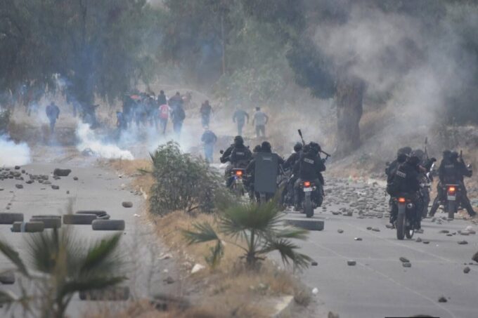 Fuimos informados de que la Unión Juvenil Cruceñista tiene una larga historia de accionar fascista en Santa Cruz, amparada por el Comité Cívico de Santa Cruz. El objetivo de estas prácticas es generar miedo, desmovilizar a la población, quebrar la organización social e instigar enfrentamientos con discursos racistas, xenófobos y supremacistas.